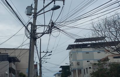 segun-los-vecinos-el-problema-en-este-barrio-cordoba-de-la-ciudad-de-manta-ya-tiene-al-menos-tres-anos-y-se-producen-apagones-que-duran-varias-horas