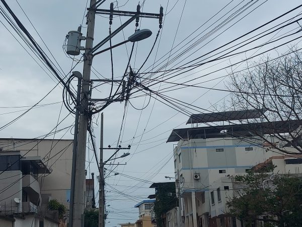 segun-los-vecinos-el-problema-en-este-barrio-cordoba-de-la-ciudad-de-manta-ya-tiene-al-menos-tres-anos-y-se-producen-apagones-que-duran-varias-horas