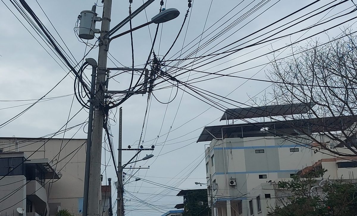 segun-los-vecinos-el-problema-en-este-barrio-cordoba-de-la-ciudad-de-manta-ya-tiene-al-menos-tres-anos-y-se-producen-apagones-que-duran-varias-horas