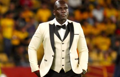 segundo-alejandro-castillo-se-lucio-con-elegante-esmoquin-en-el-partido-entre-barcelona-sc-y-corinthians