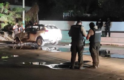sujetos-quemaron-un-carro-luego-de-un-atentado-en-manta