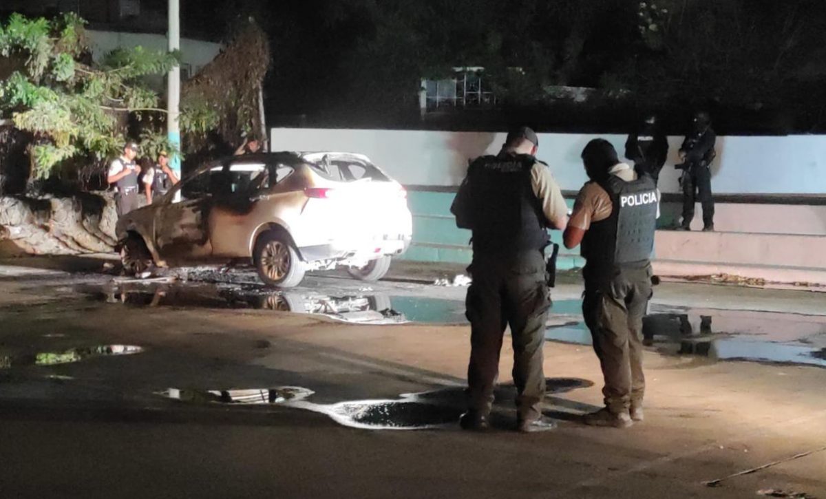 sujetos-quemaron-un-carro-luego-de-un-atentado-en-manta