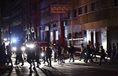 tras-un-apagon-nacional-en-el-servicio-electrico-que-duro-cerca-de-doce-horas-en-venezuela-el-servicio-empezo-a-restablecerse