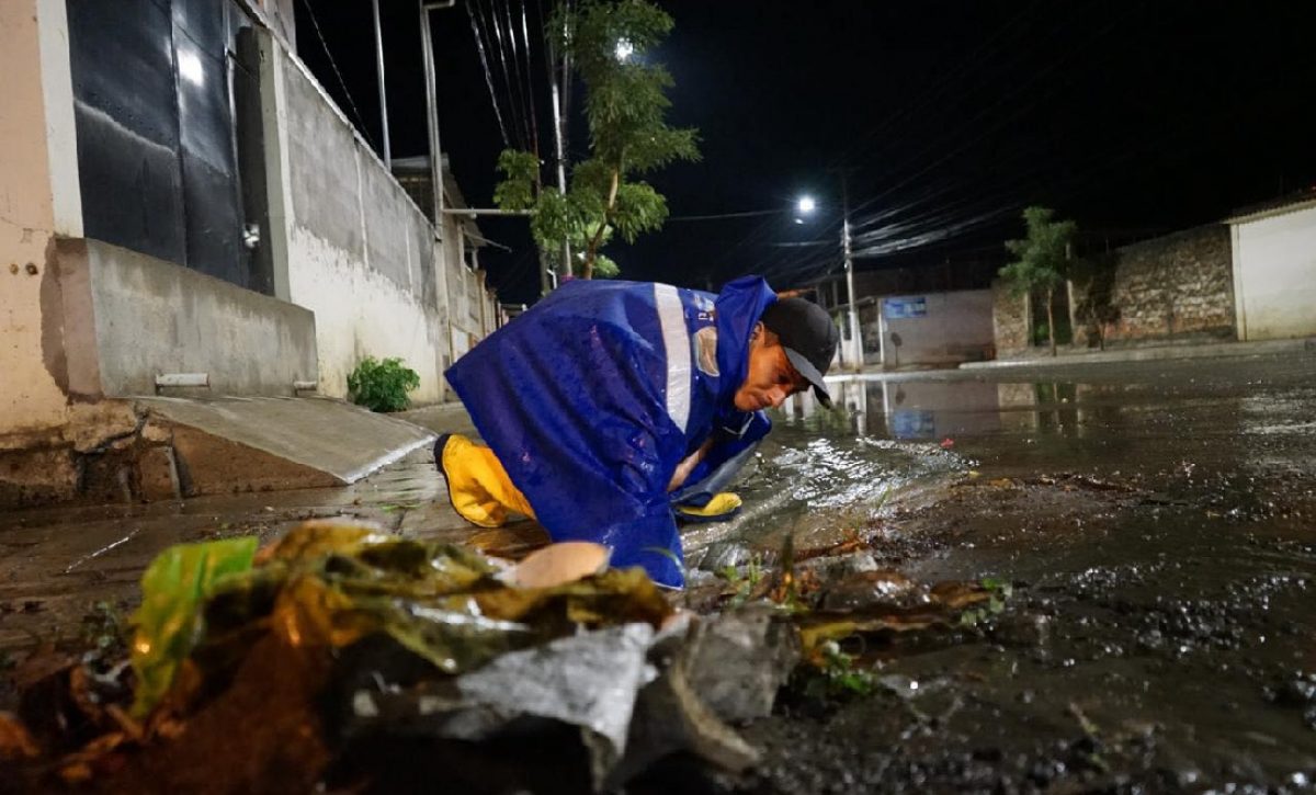 tras-una-fuerte-lluvia-registrada-en-el-centro-y-norte-de-la-provincia-de-manabi-se-presento-acumulacion-de-agua-en-al-menos-tres-cantones