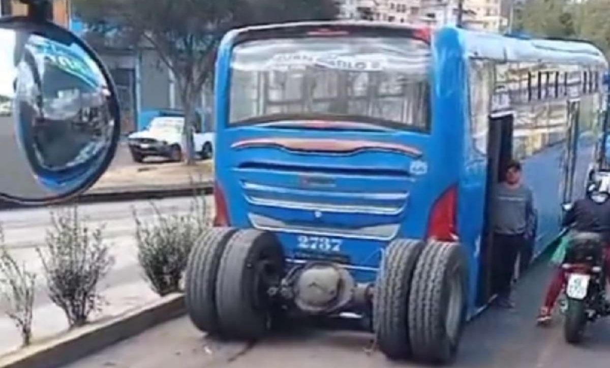 un-bus-de-servicio-urbano-se-vio-involucrado-en-un-incidente-que-ha-recibido-cientos-de-comentarios-negativos-en-redes-sociales