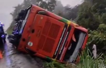 un-bus-interprovincial-de-dos-pisos-sufrio-un-volcamiento-en-la-carretera-e-20-en-la-provincia-de-esmeraldas