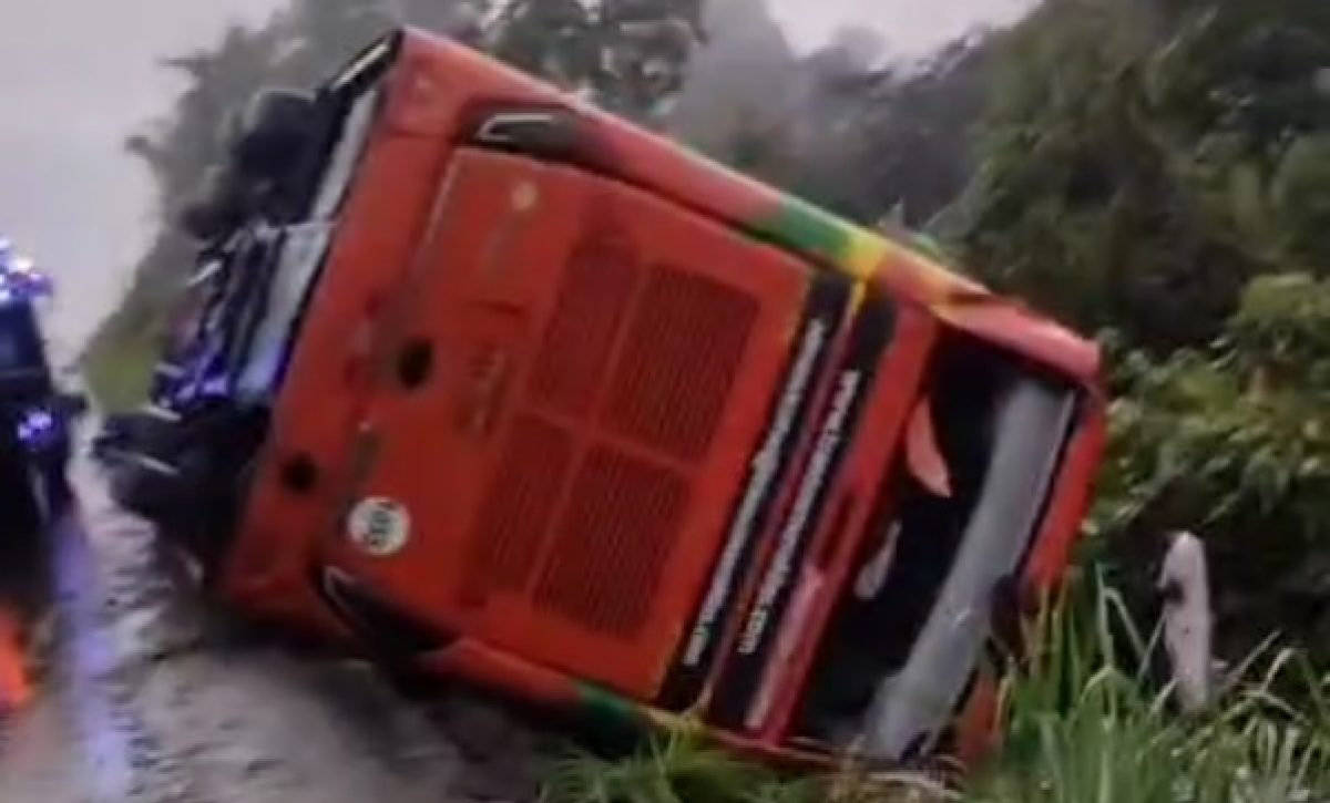 un-bus-interprovincial-de-dos-pisos-sufrio-un-volcamiento-en-la-carretera-e-20-en-la-provincia-de-esmeraldas