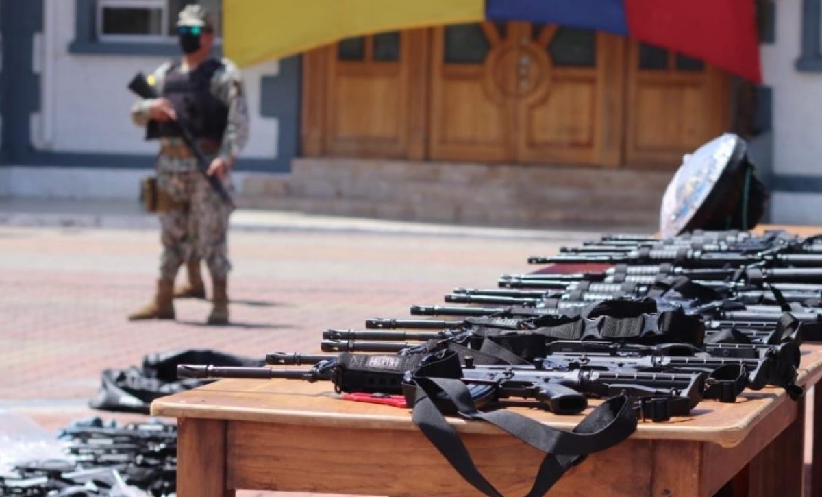 un-cargamento-de-armas-de-grueso-calibre-incautado-en-las-islas-galapagos-pasara-a-manos-del-bloque-de-seguridad