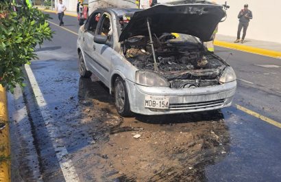 un-carro-quedo-calcinado-en-una-calle-de-portoviejo-manabi