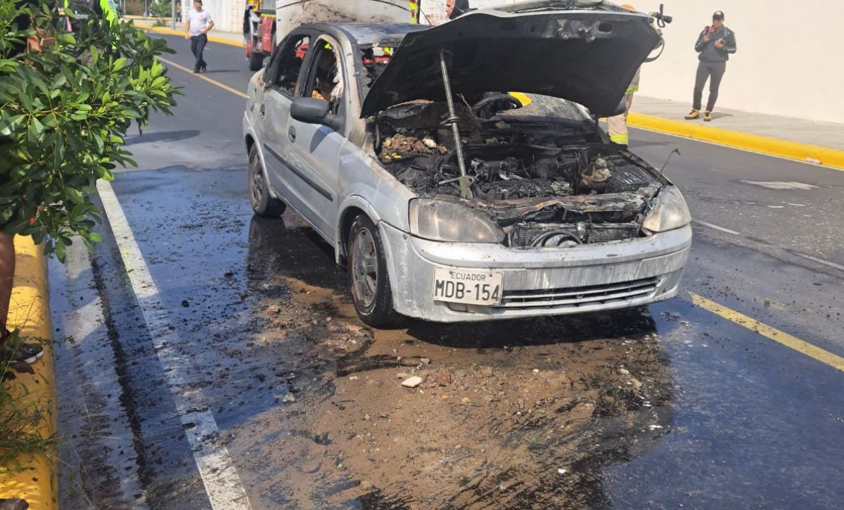 un-carro-quedo-calcinado-en-una-calle-de-portoviejo-manabi