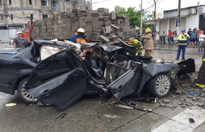 un-muerto-y-un-herido-tras-choque-de-auto-contra-camion-cargado-de-bloques