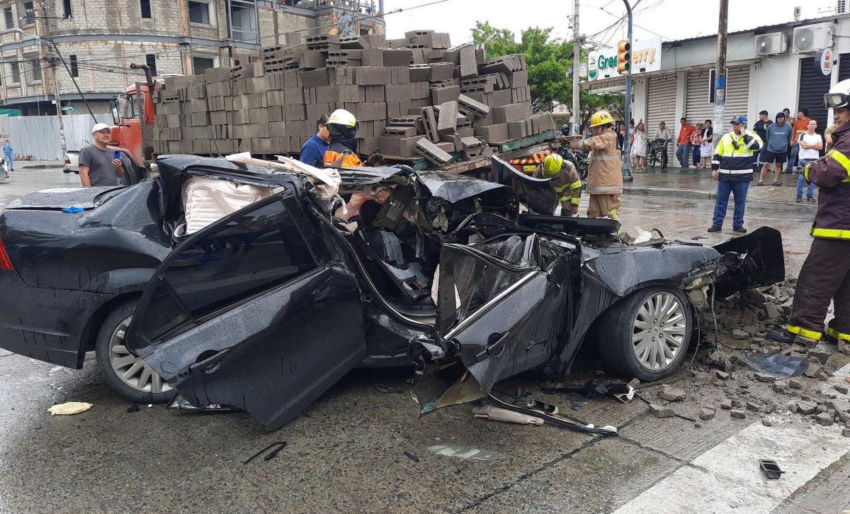 un-muerto-y-un-herido-tras-choque-de-auto-contra-camion-cargado-de-bloques