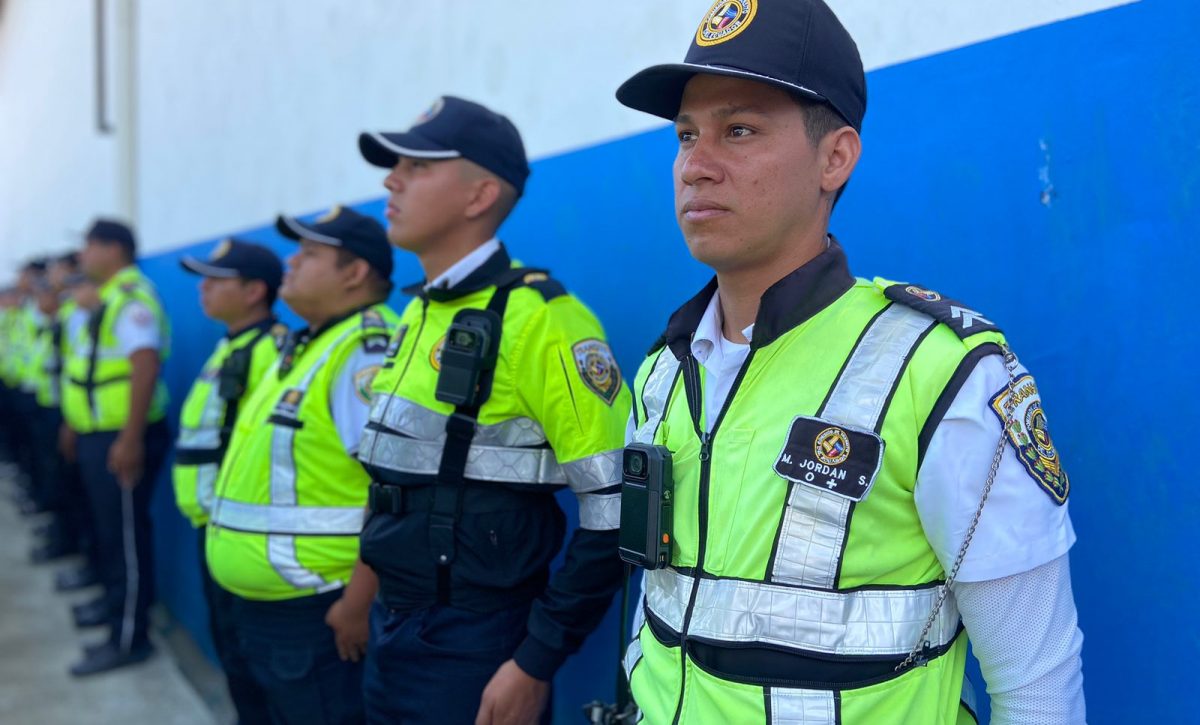 un-total-de-240-agentes-de-la-comision-de-transito-del-ecuador-cte-en-manabi-recibieron-camaras-portatiles-o-bodycam