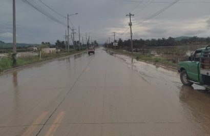 un-tramo-de-la-via-rocafuerte-tosagua-en-el-centro-de-manabi-se-vio-afectado-por-el-desbordamiento-de-varias-quebradas