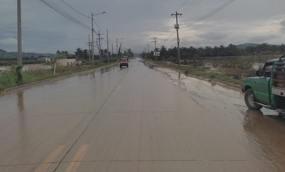un-tramo-de-la-via-rocafuerte-tosagua-en-el-centro-de-manabi-se-vio-afectado-por-el-desbordamiento-de-varias-quebradas