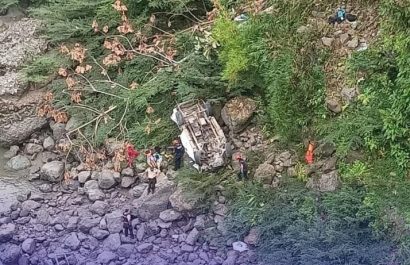 una-camioneta-cayo-a-un-barranco-en-la-via-que-une-las-localidades-de-mendez-y-cuenca-en-la-provincia-de-morona-santiago