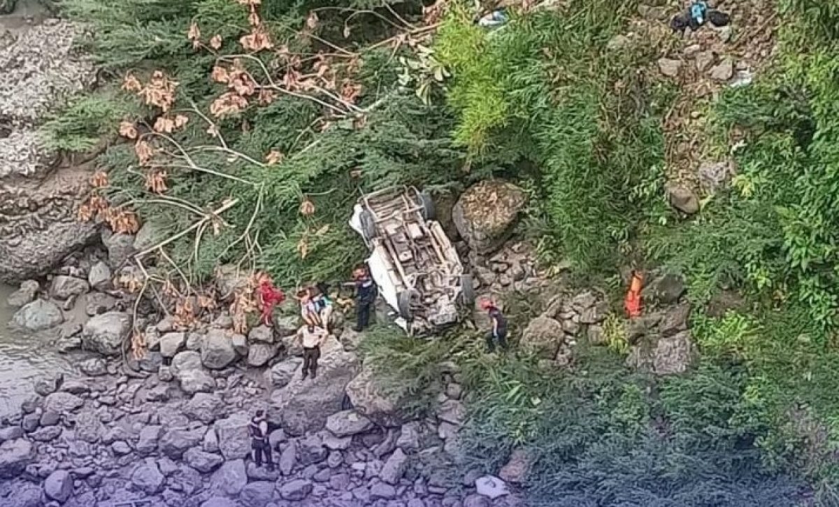 una-camioneta-cayo-a-un-barranco-en-la-via-que-une-las-localidades-de-mendez-y-cuenca-en-la-provincia-de-morona-santiago