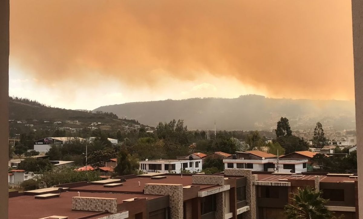 una-espesa-nube-de-humo-se-mantenia-sobre-el-cielo-de-quito-este-miercoles-4-de-septiembre-a-proposito-de-los-incendios-forestales