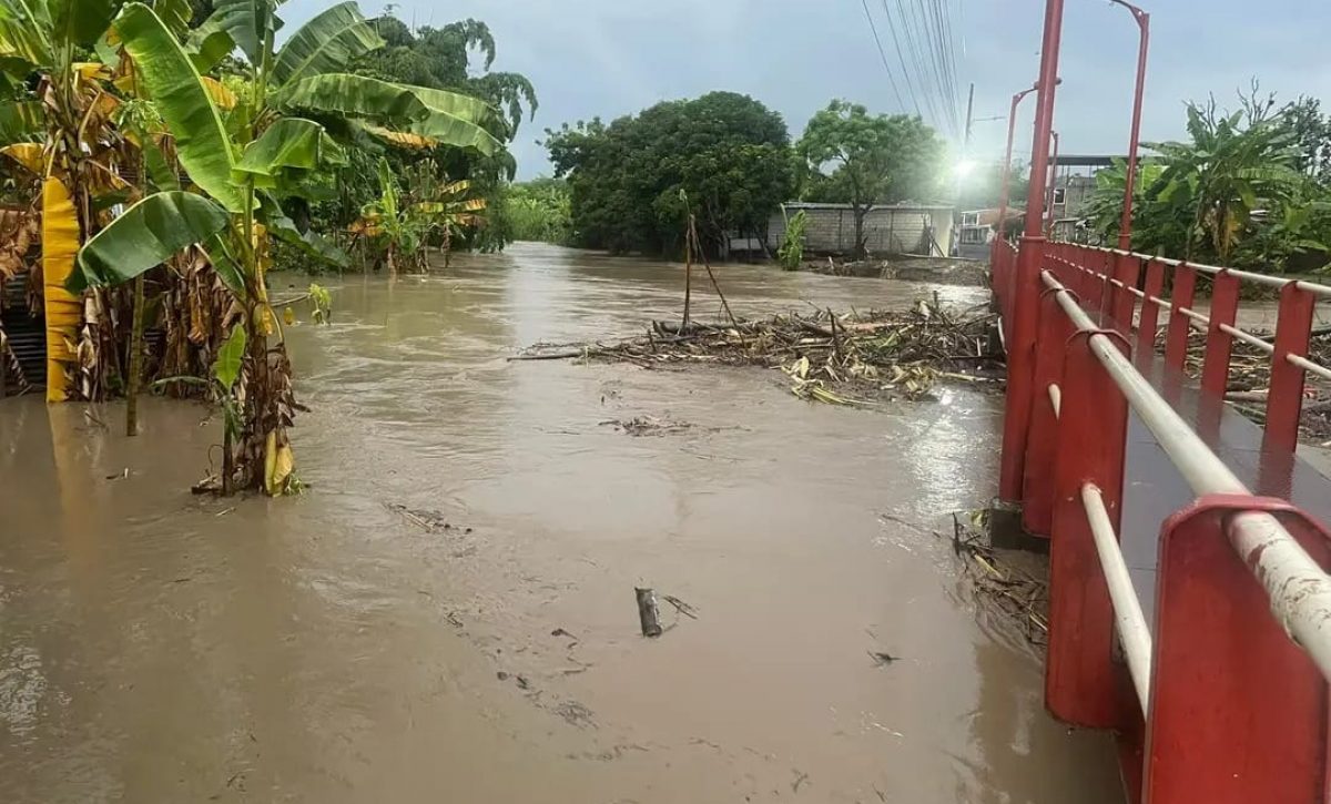 una-fuerte-lluvia-caida-durante-la-madrugada-de-este-martes-11-de-marzo-del-2025-afecto-a-varios-cantones-de-la-provincia-de-manabi
