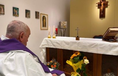 vaticano-el-papa-francisco-celebra-su-primera-misa-tras-un-mes-hospitalizado-en-el-gemelli