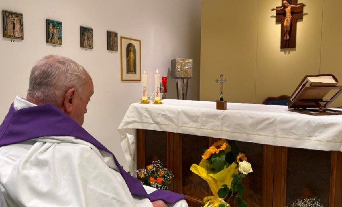 vaticano-el-papa-francisco-celebra-su-primera-misa-tras-un-mes-hospitalizado-en-el-gemelli