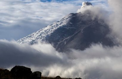 Alerta de caída de ceniza en Ecuador en zonas cercanas a dos volcanes