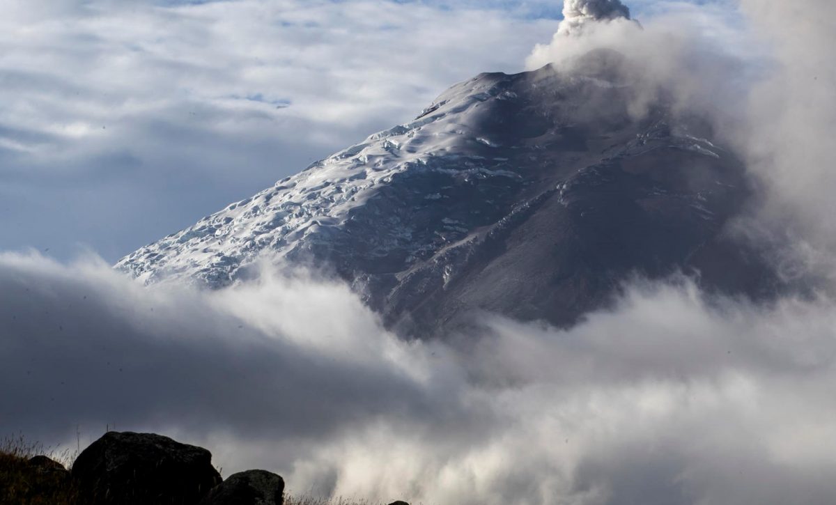 Alerta de caída de ceniza en Ecuador en zonas cercanas a dos volcanes