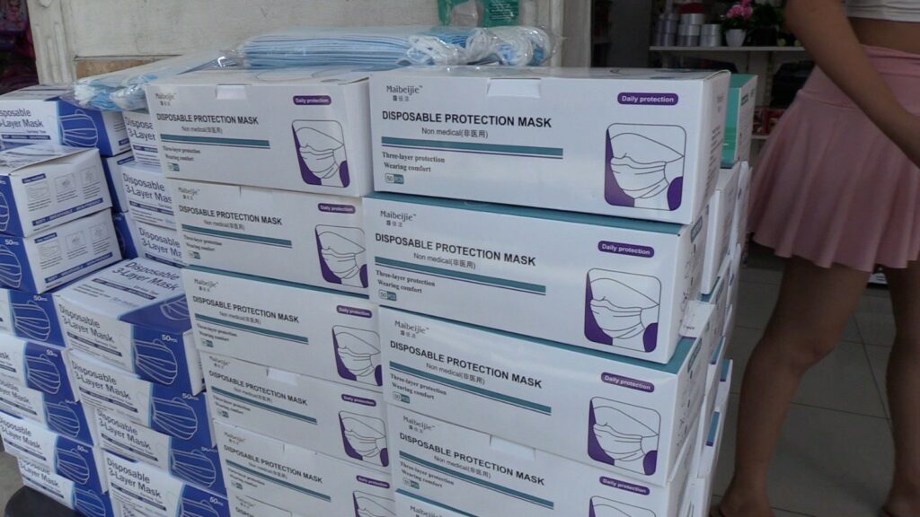 Hay escasez de mascarilla en las farmacias.