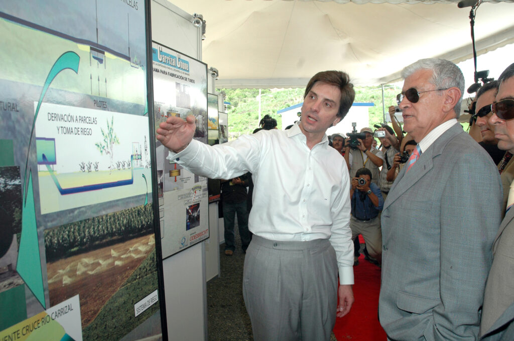 Fernando Reis de Odebrecht junto a Alfredo Palacio en el proyecto Carrizal, en Manabí