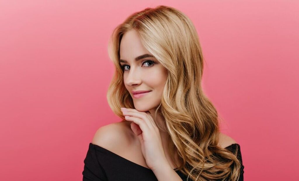 Así puedes evitar el tono naranja en tu cabello rubio tinturado, según experta