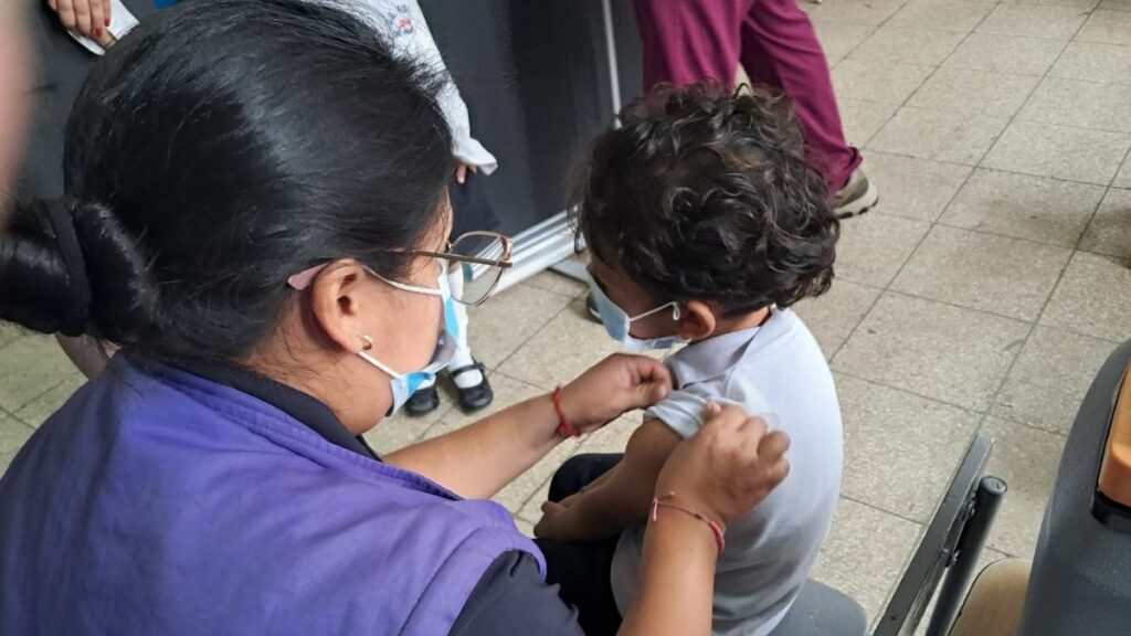 El Ministerio de Salud ha vacunado a más de 5 mil niños contra la tosferina en Manabí y Santo Domingo de los Tsáchilas. (MSP).