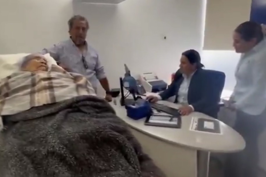 El banco español BBVA enfrenta una controversia en México tras viralizarse un video que muestra a una mujer de 96 años,