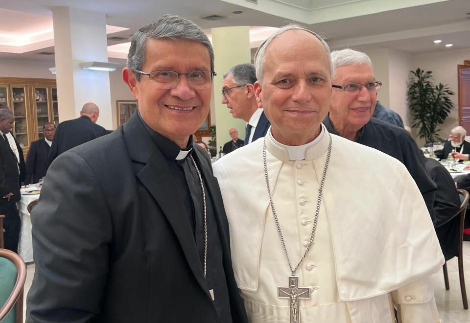 El cardenal Luis Cabrera celebra la elección del papa León XIV y destaca su humildad
