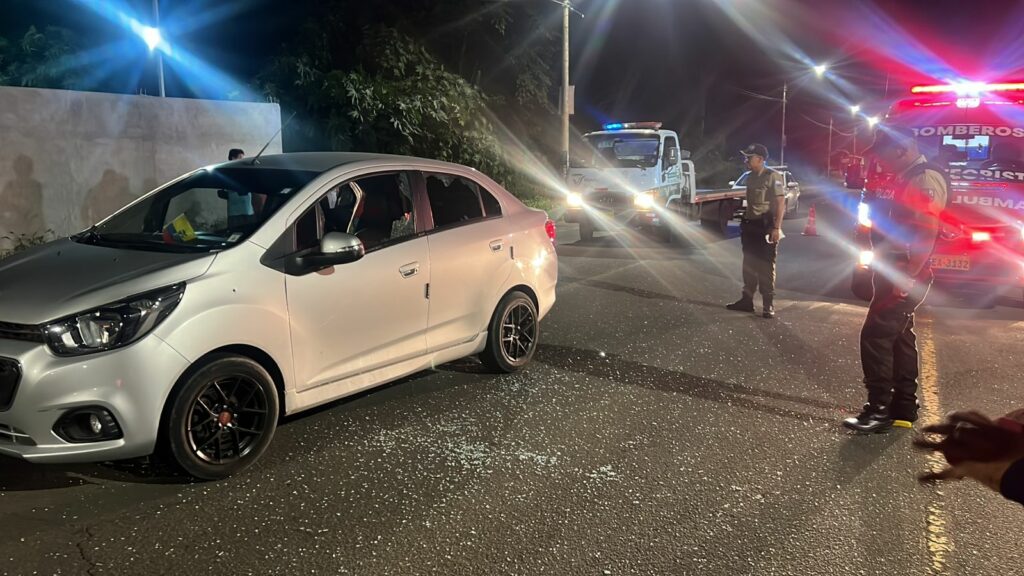 El conductor de un auto color gris resultó gravemente herido tras un ataque a balazos la noche de este martes 27 de mayo.