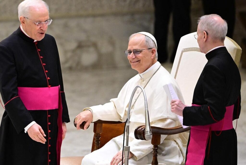 El papa León XIV pidió este lunes la liberación inmediata de todos los periodistas detenidos en el mundo por buscar la verdad.