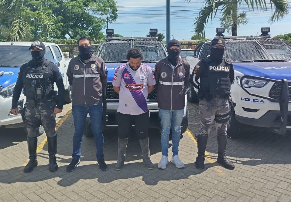 En el cantón Pedernales, la Policía detuvo a Aldo Leonel V. Q., de 33 años, sospechoso de asesinar a tiros a una menor de 14 años.