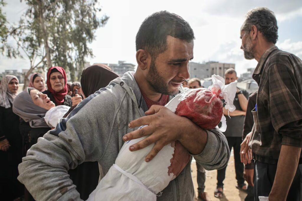 Familiares lloran ante los cuerpos de los niños muertos por un ataque israelí. (Anadolu/Getty Images)