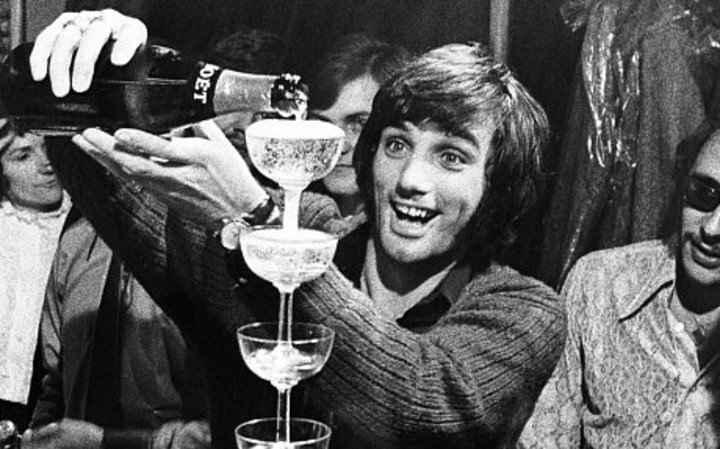 George Best dijo una vez: “Si tuviera que elegir entre driblar a cinco jugadores y marcar desde 40 metros en Anfield o acostarme con una Miss Mundo, sería una elección difícil. Por suerte, he hecho ambas cosas”.