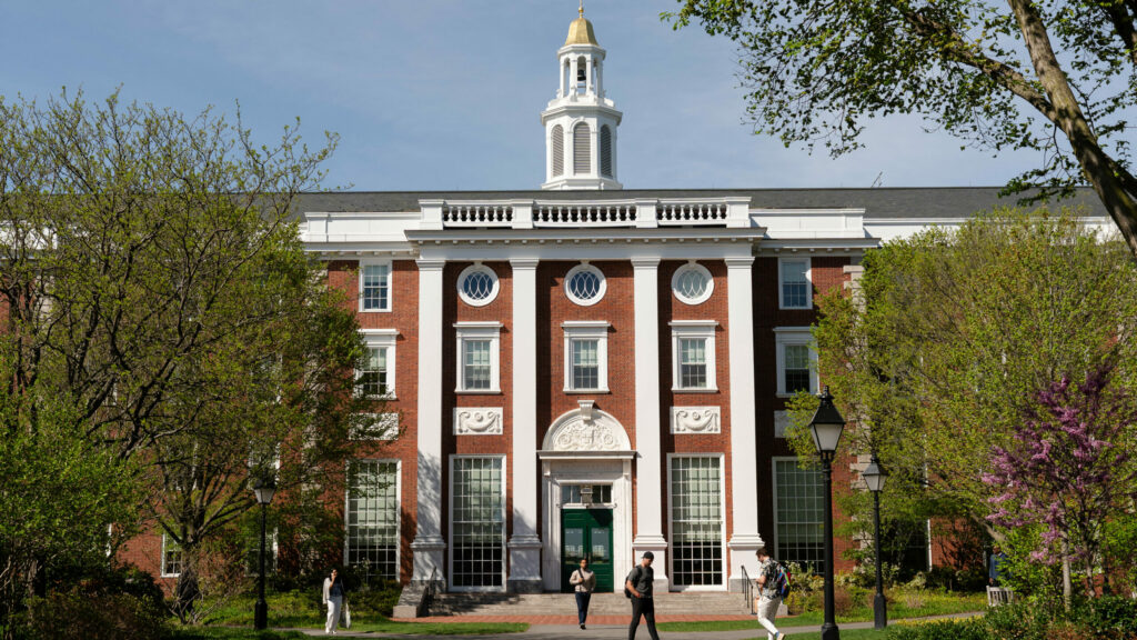 El gobierno de Trump le prohíbe a Harvard inscribir a estudiantes extranjeros: los que están cursando deberán cambiarse de universidad.