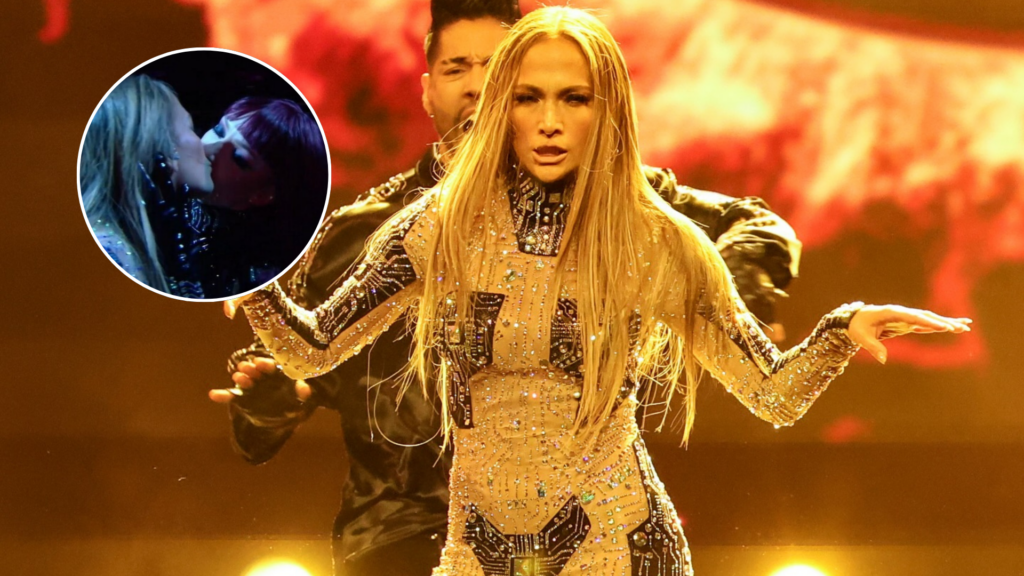 Jennifer López desata polémica al besar a una bailarina durante show