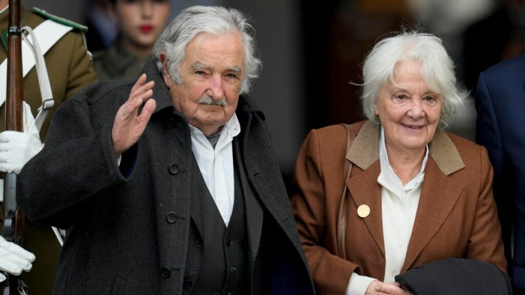 José Mujica estuvo casado con Lucía Topolansky, ella lo acompañó durante el proceso de su enfermedad hasta su muerte. (Internet).