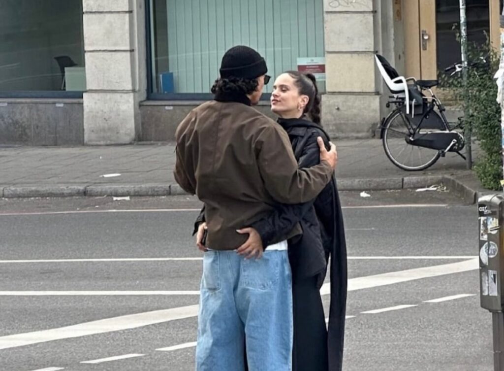La cantante Rosalía y Emilio Sakraya en Munich, Alemania.