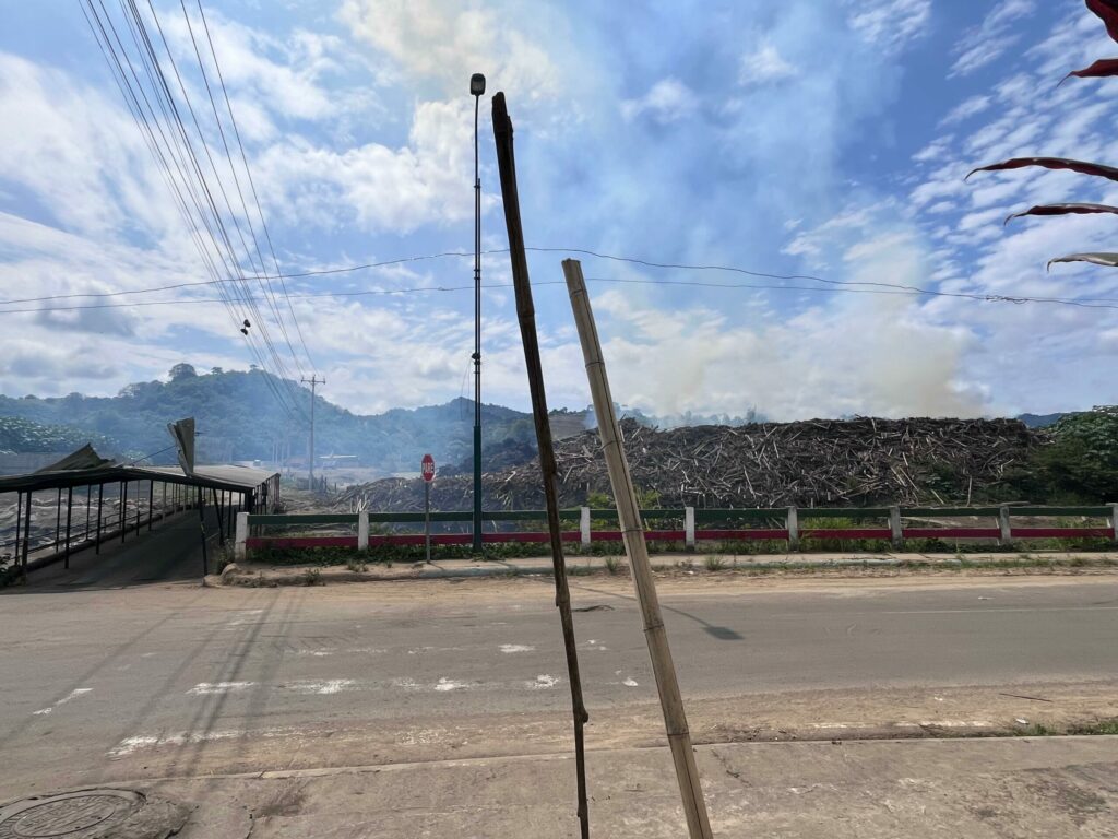 La quema de palizada acumulada en el puente El Cady, en la parroquia Colón de Portoviejo, provincia de Manabí,