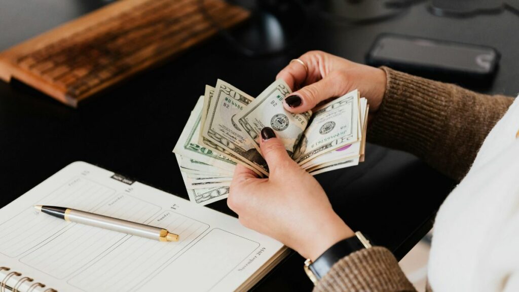 La recaudación tributaria y las ventas crecieron en Ecuador durante el primer cuatrimestre del 2025, según datos del SRI. (Pexels).