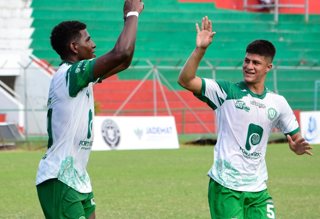 Liga de Portoviejo inició con una victoria contundente al golear 7-0 a Indeco este domingo en el estadio Reales Tamarindos.