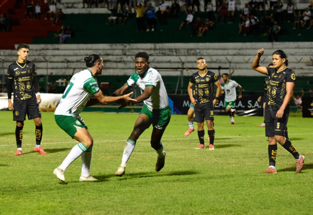 Liga de Portoviejo vence por 2-1 a LDU El Carmen en el Reales Tamarindos