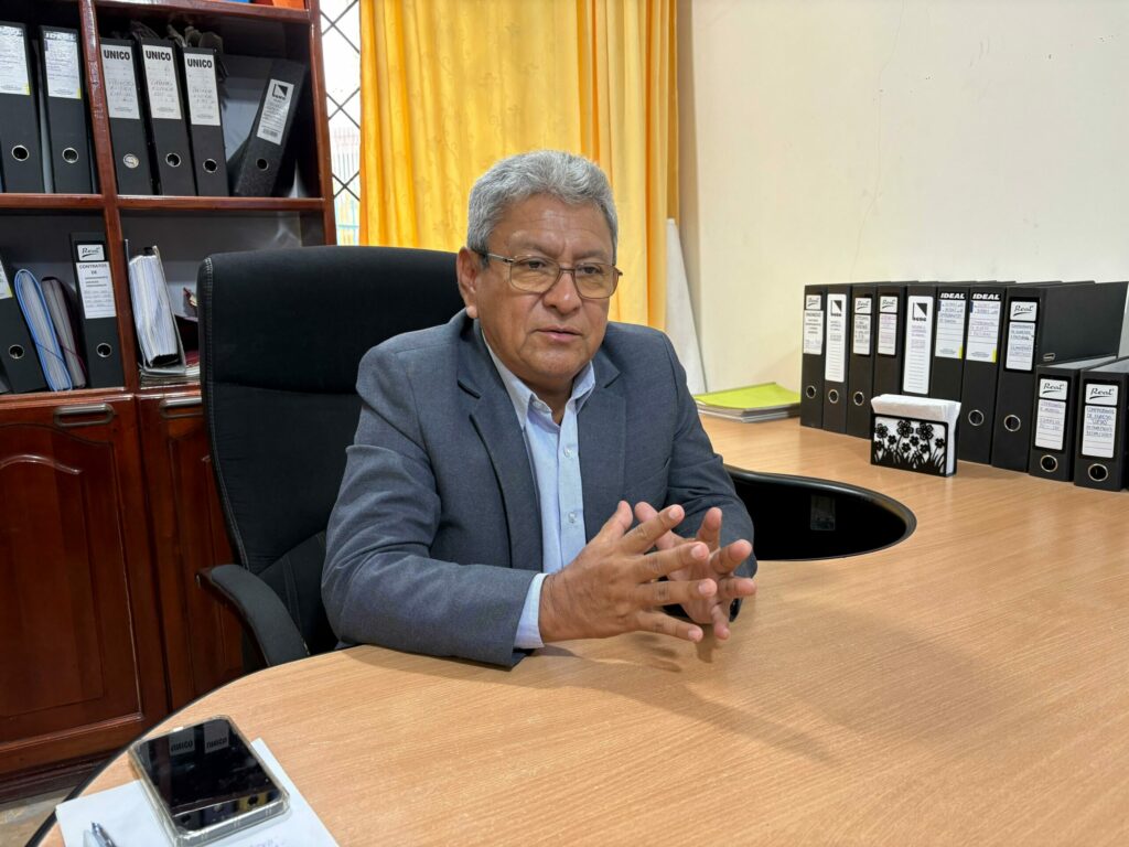 Luis Aguilar, presidente del Colegio de Ingenieros Civiles, enfatiza la aprobación de planos estructurales en Santo Domingo como garantía de seguridad.