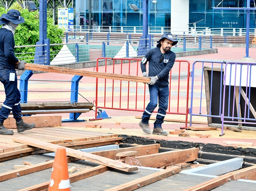 La Fundación Malecón 2000 de Guayaquil realiza trabajos de mantenimiento en todo el recorrido del lugar.