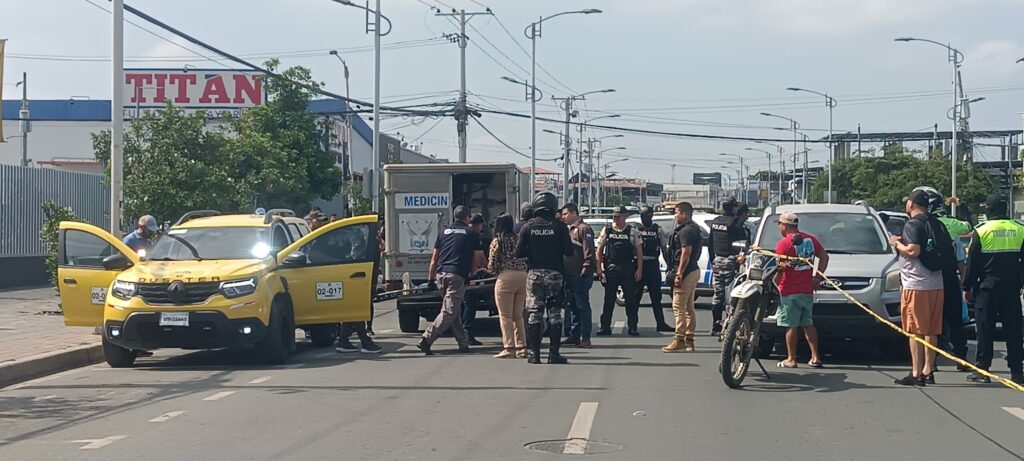 El sicario que asesinó al taxista Jhonny Henry Flores Álava, disparó por diez ocasiones frente a la multitud en la avenida 113 en Manta.