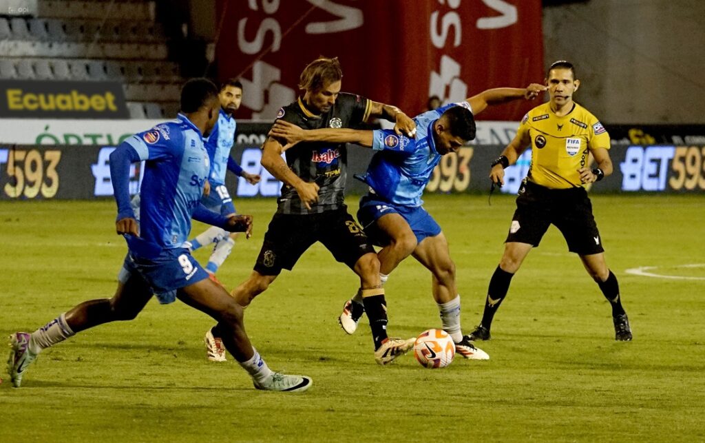 Manta FC logró un empate 2-2 frente a Macará en el estadio Bellavista de Ambato, en el arranque de la fecha 15 de la LigaPro.